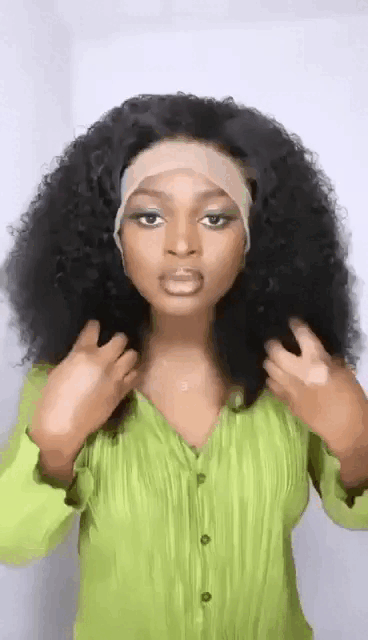 Perruque Bouclée M1 - Un Look Chic et Facile à Entretenir